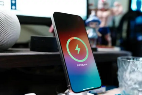 竹山苹果15换屏服务分享用什么充电器给iPhone15充电更好 
